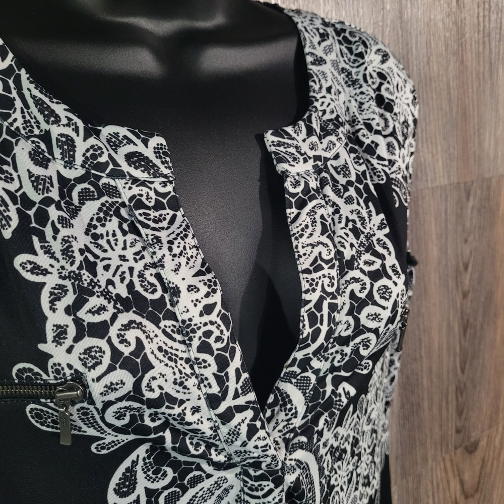 Tango Mango Split Neck Blouse Size L Faux Zippers B&W Lace Print Sleeveless - Picture 3 of 10